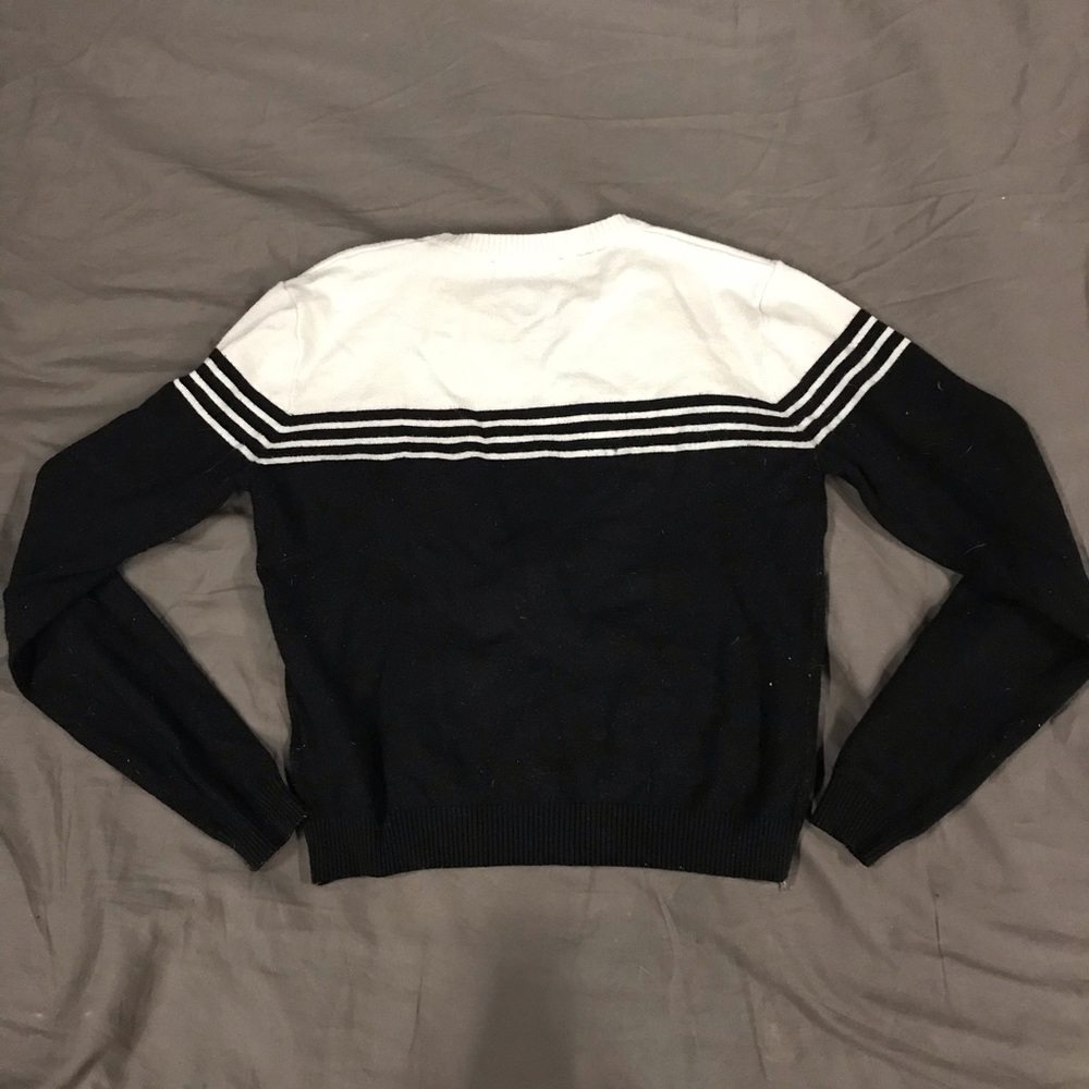Brandy Melville Black and White Cropped Pullover - Picture 4 of 4